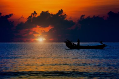 Güzel gökyüzü ve Deniz kenarındaki siluetleri Minimal balıkçı.