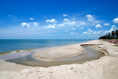 Sessiz mavi denizi ve beyaz cloude.