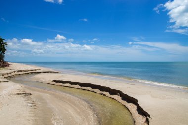 Sessiz mavi denizi ve beyaz bulut.