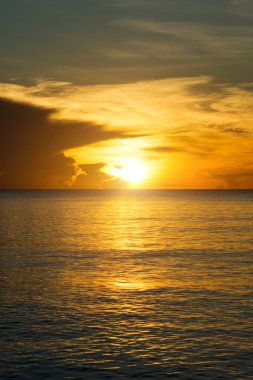 Gökyüzü ve gündoğumu sessizlik sabah deniz.