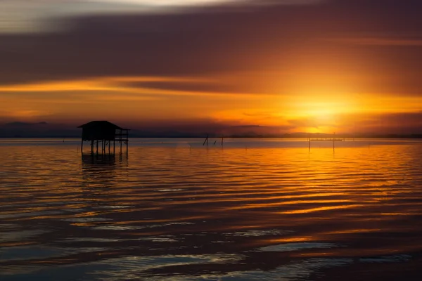 Verlassenes Haus am See und Dämmerhimmel. — Stockfoto