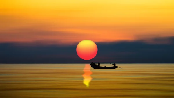 Silhouettes of Minimal fisherman at the sea and big sun. — Stock Photo, Image