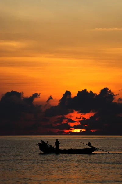 Mooie hemel en silhouetten van minimale visser aan de zee. — Stockfoto