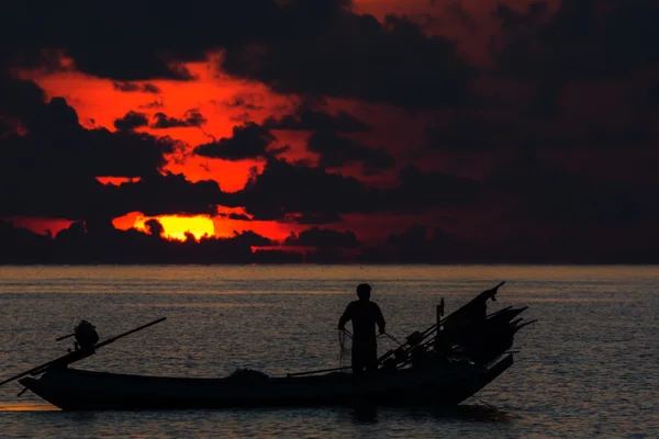 Güzel gökyüzü ve Deniz kenarındaki siluetleri Minimal balıkçı. — Stok fotoğraf