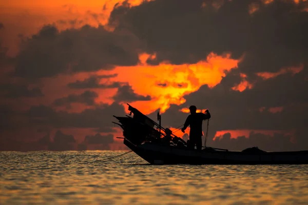 Güzel gökyüzü ve Deniz kenarındaki siluetleri Minimal balıkçı. — Stok fotoğraf