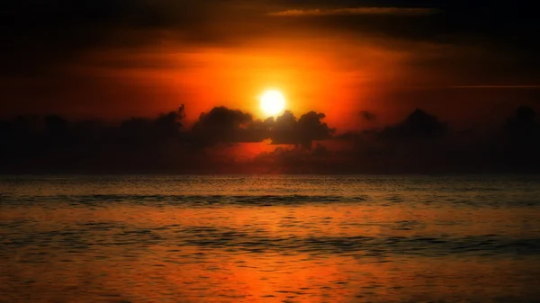 Weicher Fokus des Sonnenaufgangs Himmel auf See am Morgen. — Stockfoto