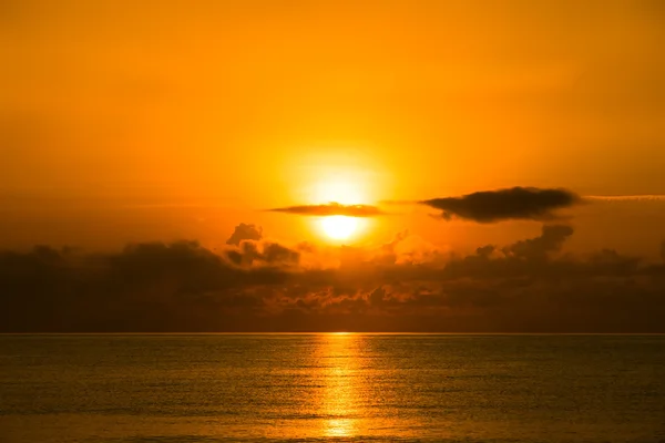 Orange Sky e alba in mare al mattino . — Foto Stock