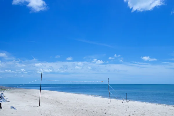 Een netto beachvolleybal op het strand. — Stockfoto