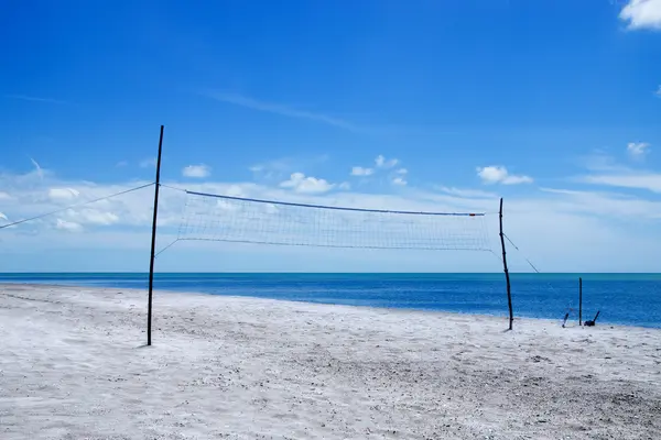 Un filet de beach-volley sur la plage . — Photo