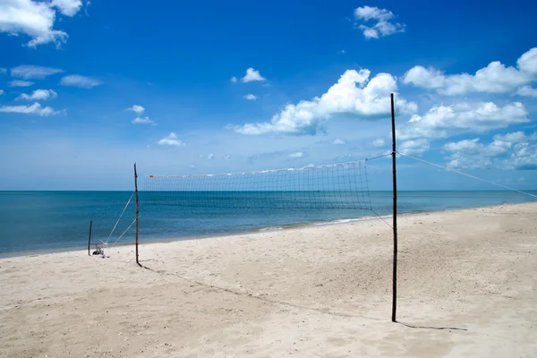 Filet de volley-ball sur la plage et ciel bleu . — Photo