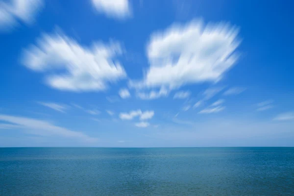 Bewegung der weißen Wolke über dem Meer. — Stockfoto