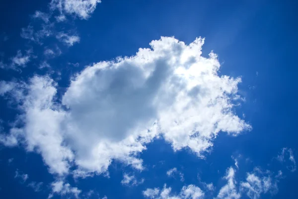 Cielo azul con blanco podría — Foto de Stock