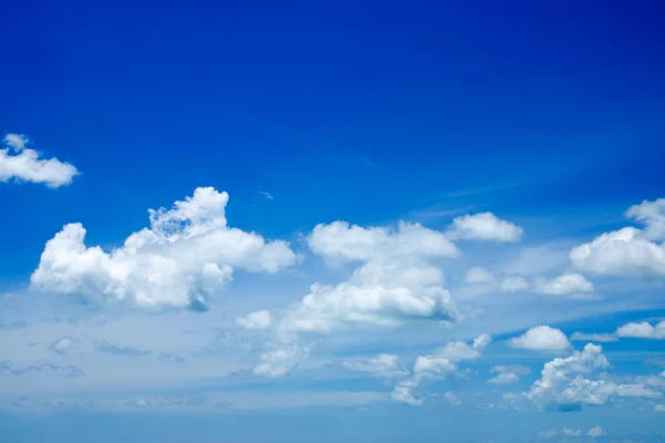 Blauwe hemel met witte kon — Stockfoto