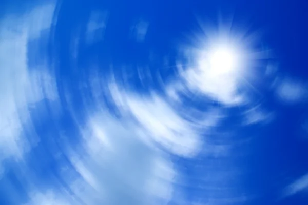 Cielo azul con movimiento blanco podría y sol . — Foto de Stock