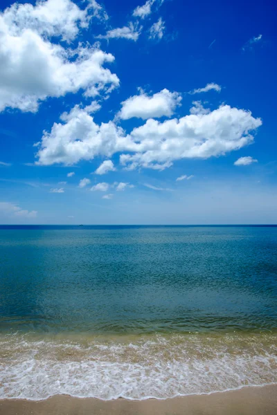 静かな青い海と白い雲. — ストック写真