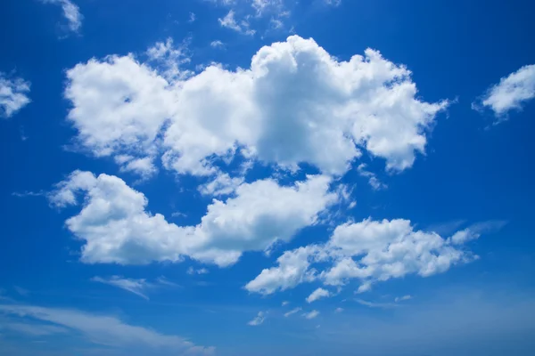 Céu azul com branco poderia — Fotografia de Stock