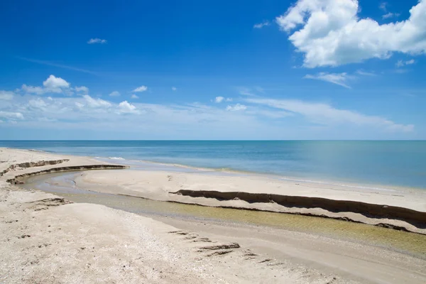 ทะเลสีฟ้าเงียบและเมฆสีขาวบนชายหาด . — ภาพถ่ายสต็อก