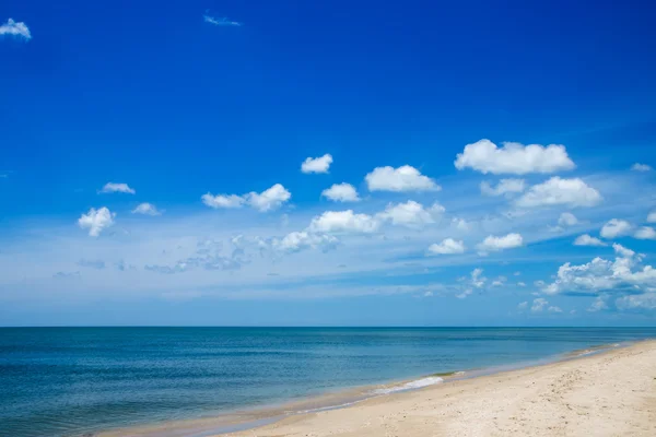 Rustige blauwe zee en witte wolk. — Stockfoto