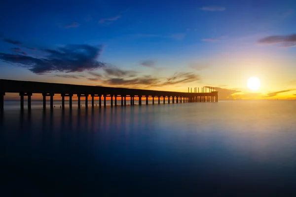 Muelles abandonados que se extienden al mar —  Fotos de Stock