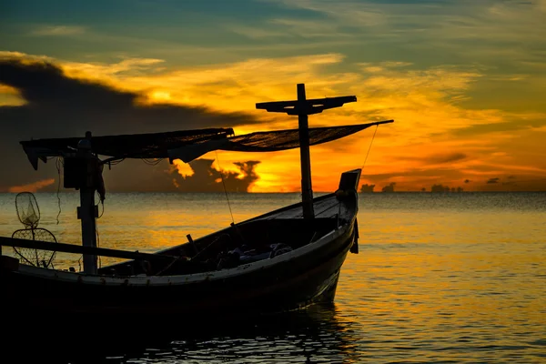 Silhouette della barca da pesca sul mare . — Foto Stock