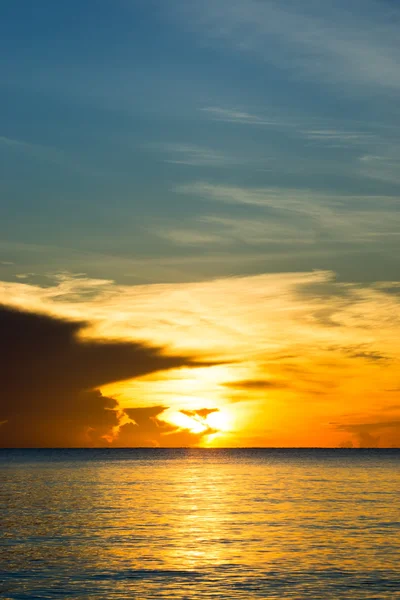 空と静かな朝の海の日の出. — ストック写真