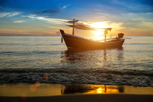 Silhouetten van vissersboten op het strand. — Stockfoto