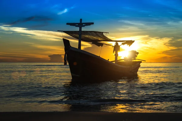 Silhouetten van vissersboten op het strand. — Stockfoto