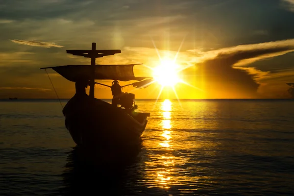 Silhouette della barca da pesca sulla spiaggia . — Foto Stock