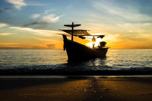 Silhouette della barca da pesca sulla spiaggia . — Foto Stock