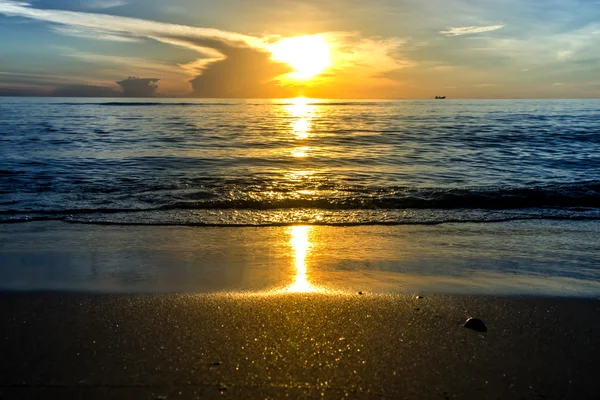 Sky and sunrise at sea in the morning of quiet. — Stock Photo, Image