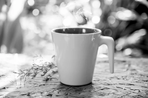 Imagem em preto e branco de café quente na hora da manhã . — Fotografia de Stock