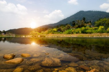 Brook ve kayalar Kiriwong Köyü'nde dağlarda.