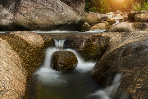 Pequena cachoeira na floresta tropical . — Fotografia de Stock