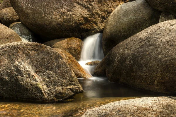 Kleiner Wasserfall im tropischen Wald. — Stockfoto