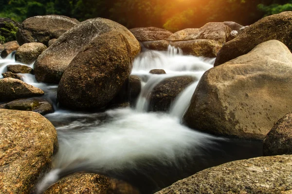 Kleiner Wasserfall im tropischen Wald. — Stockfoto