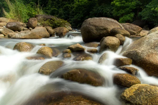 Маленький водопад в тропических лесах . — стоковое фото