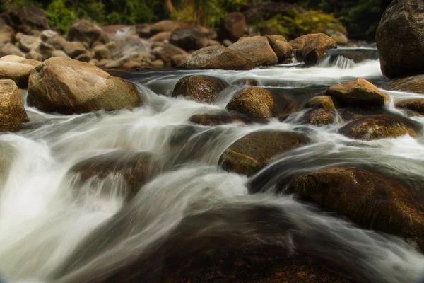 Kleiner Wasserfall im tropischen Wald. — Stockfoto