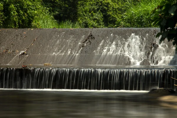 Kleine waterkracht dammen in het forest. — Stockfoto