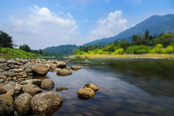 Ruisseau et rochers dans les montagnes au village de Kiriwong . — Photo