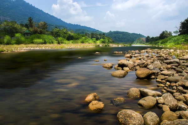 கிரிவாங் கிராமத்தில் உள்ள மலைகளில் புரூக் மற்றும் பாறைகள் . — ஸ்டாக் புகைப்படம்