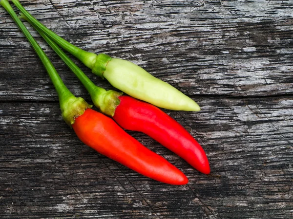 Chiles picantes en la madera vieja en la naturaleza . —  Fotos de Stock