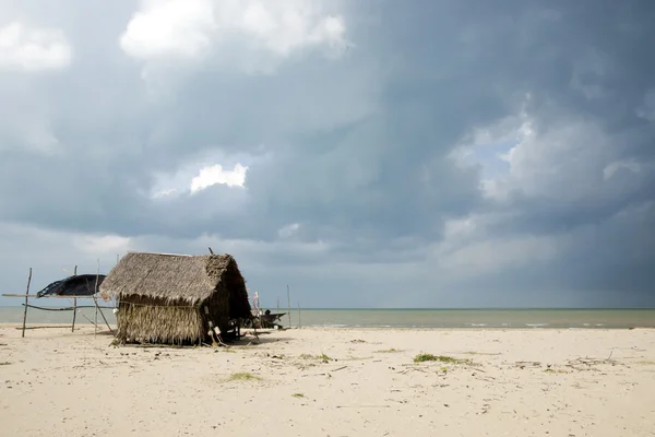 Fisherman's hut på stranden med regnmoln. — Stockfoto