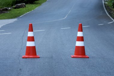 Trafik konileri yolda