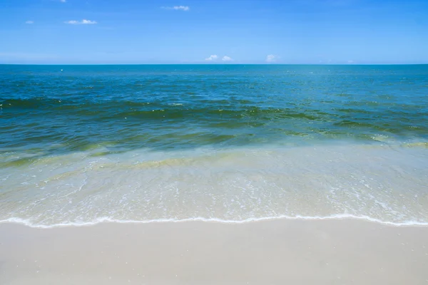 Tyst blå havet och kunde. — Stockfoto