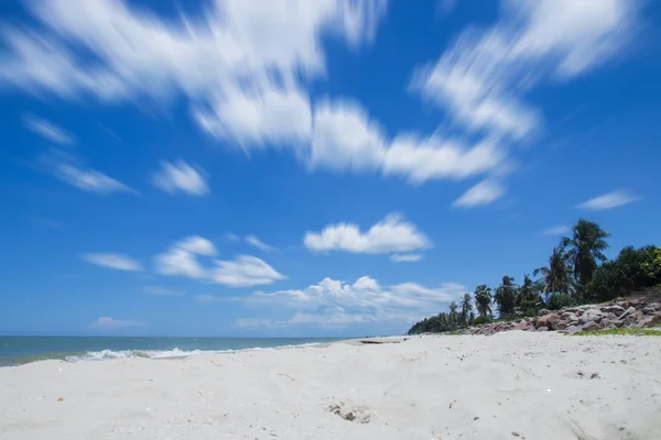 Motie wolk op blauwe hemel over het strand. — Stockfoto