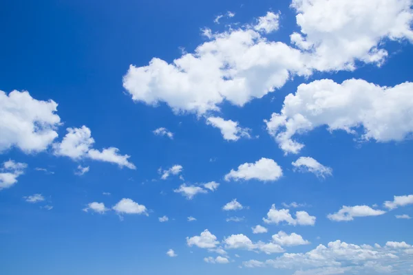 Céu azul com nuvem branca — Fotografia de Stock