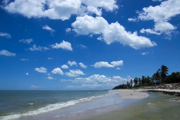 Blue sky with white cloud — Stock Photo, Image