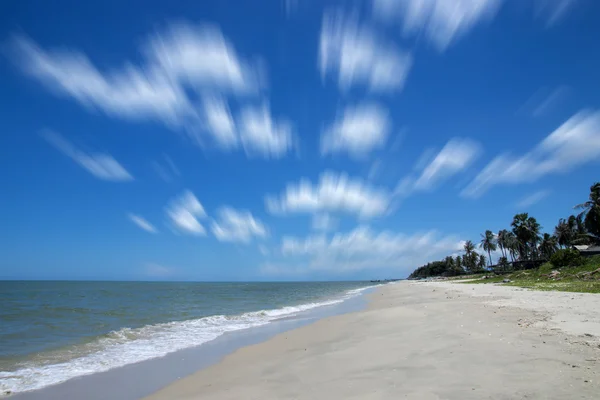 Pohybu oblačnosti v modré obloze na pláži. — Stock fotografie