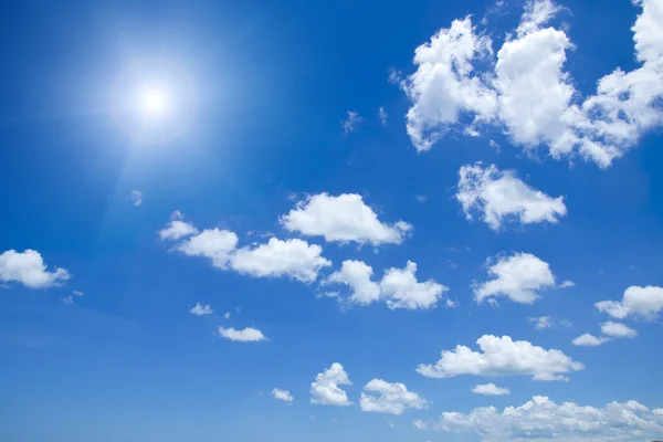 Blauer Himmel mit weißen Wolken und Sonne. — Stockfoto