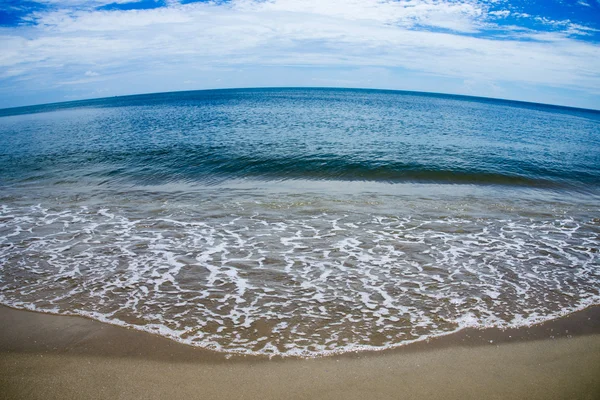 Blaues Meer und Wolken im Fischaugenblick. — Stockfoto